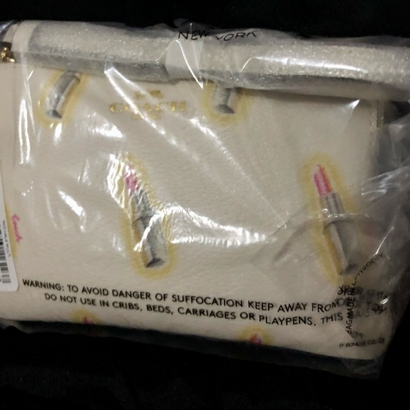 ❌SOLD❌ 💥FLASH SALE💥 COACH Corner Zip Wristlet, Lipstick Print, NWT - Picture 3 of 5